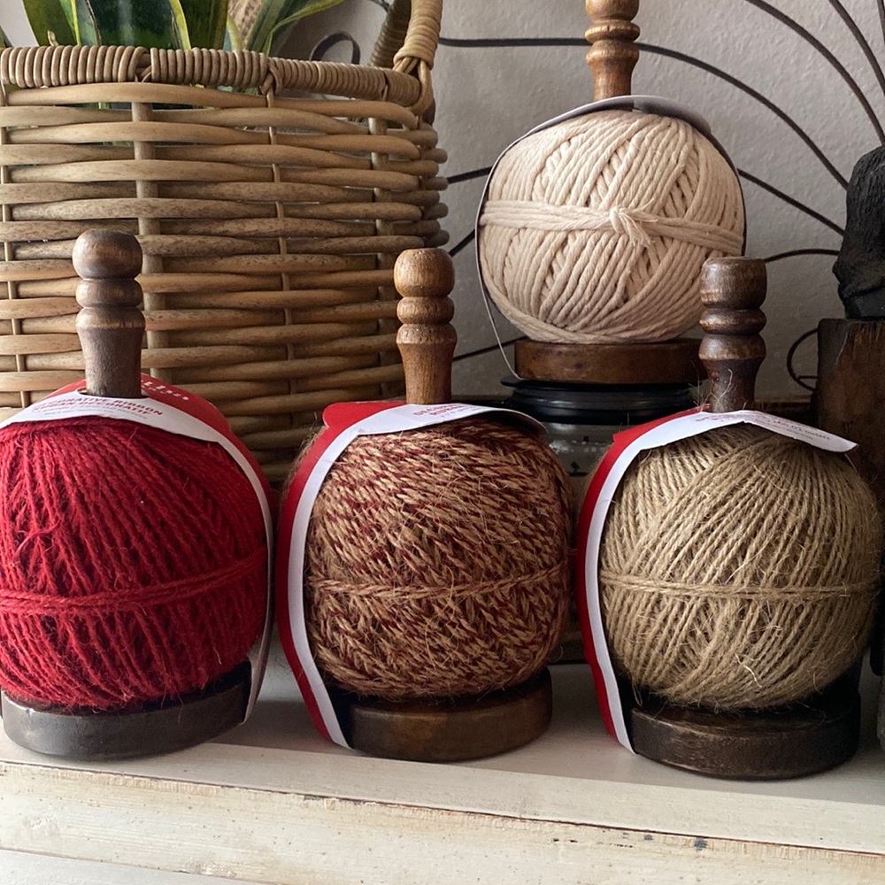 🎁 NEW - DECORATIVE HOLIDAY/CHRISTMAS Ribbon on a BEAUTIFUL wooden Spool